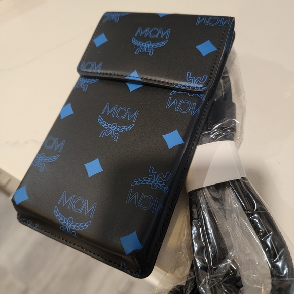 MCM PHONE CROSSBODY WITH CARD HOLDER Sold!! - Picture 1 of 4